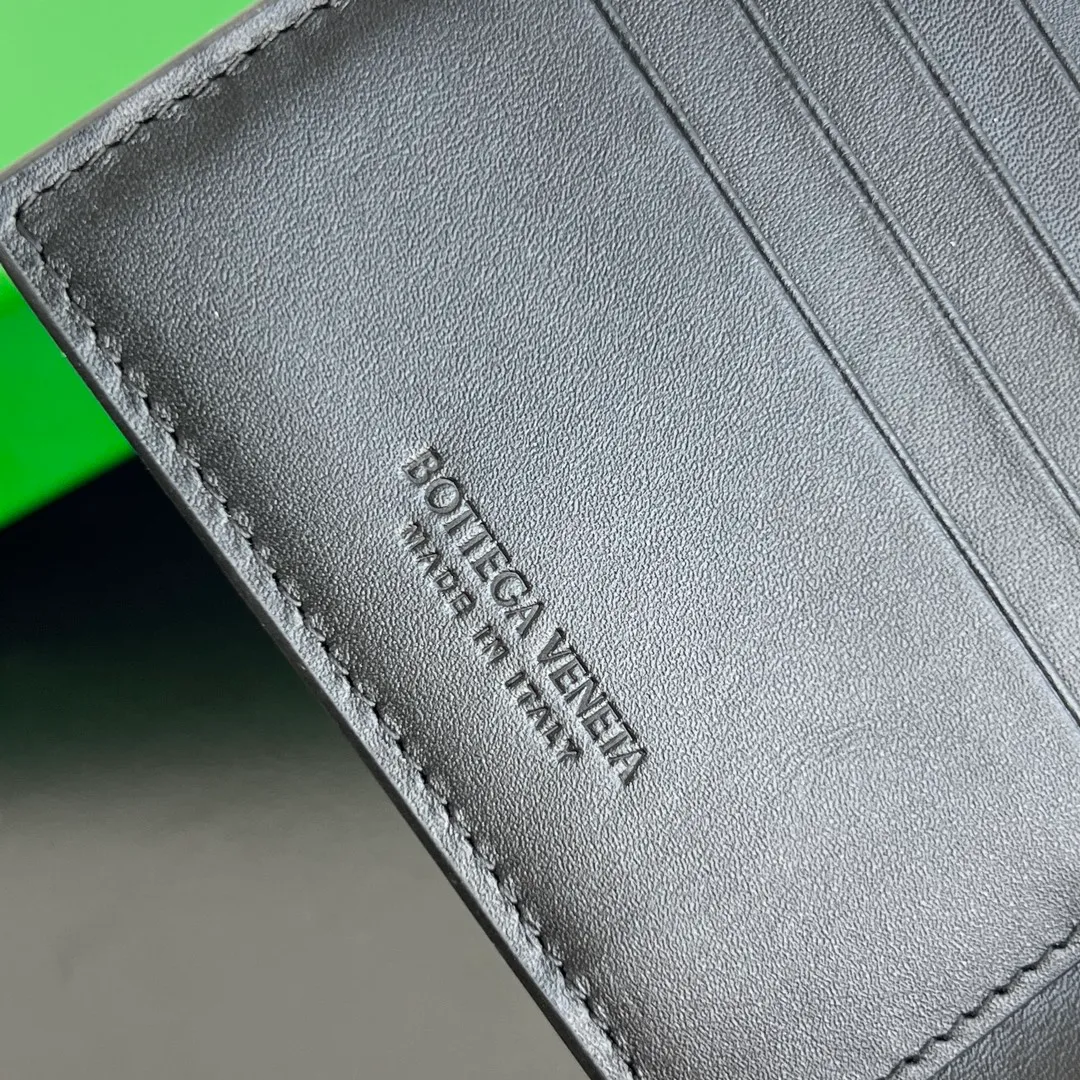 Batch 960 #Bv New bi-fold short clip with coin pocket 605722👏 A short clip with a coin pocket. There is a place to put coins and change☄️ Made of original cowhide. It is soft and delicate and makes people want to touch it all the time. It is equipped with 4 card slots, 2 banknote compartments, 2 extra pockets, and 1 coin purse. It is very tasteful and low-key. It is very good in terms of texture and practicality. Highly recommended👍👍 Size: 11x9.5